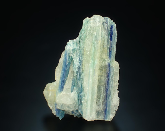 fluorescent KYANITE 5,8 x 3,5 x 1,7 cm from PAKISTAN
