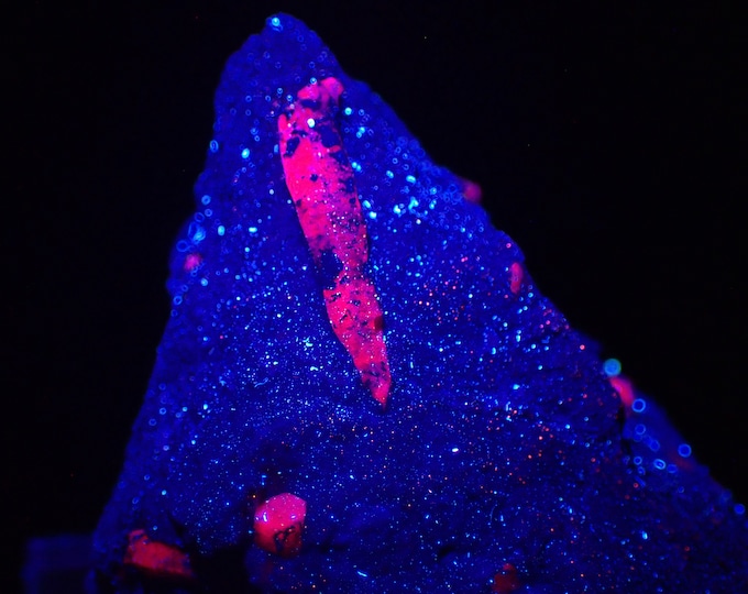 fluorescent RUBY crystals in graphite matrix from AUSTRIA 10850