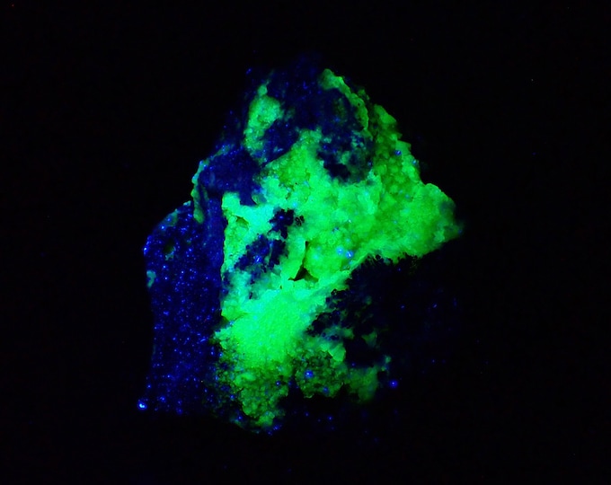 fluorescent ADAMITE crystals on matrix 8,0 x 6,5 x 5,0 cm from MEXICO