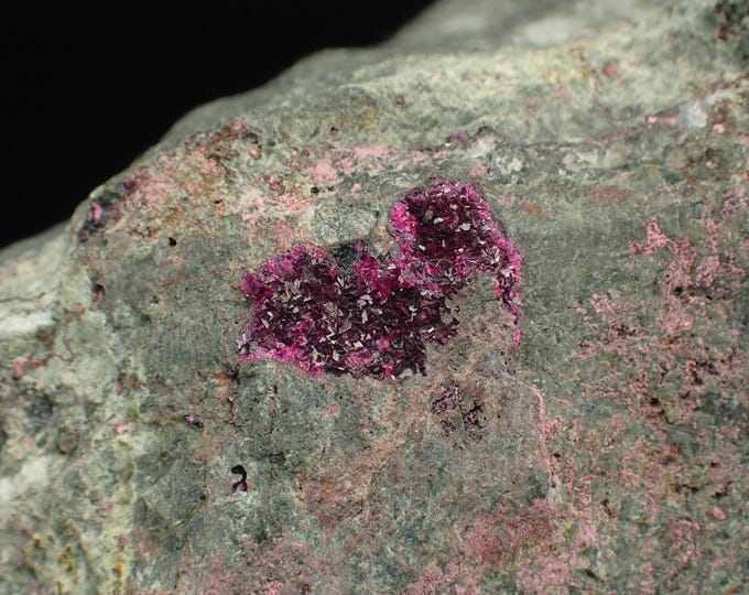 ROSELITE crystals on matrix 5,7 x 4,5 x 3,3 cm MOROCCO