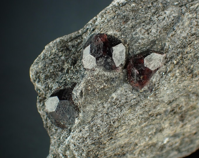 GARNET var ALMANDINE 5,5 x 3,5 x 1,4 cm from Alaska, U.S.