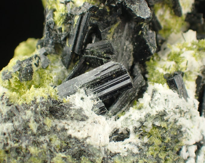 EPIDOTE green crystals from SPAIN 10875