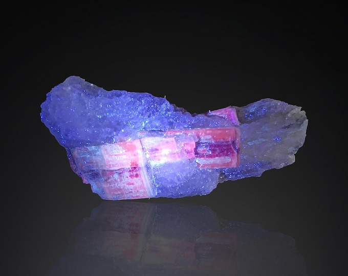 fluorescent KYANITE 6,8 x 2,6 x 2,0 cm from PAKISTAN