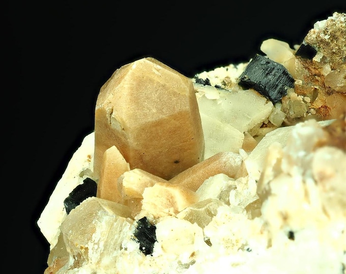 QUARTZ with aegirine on albite from MALAWI 12320