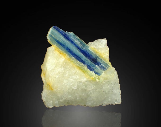 fluorescent KYANITE 4,6 x 4,3 x 3,0 cm from PAKISTAN 13101