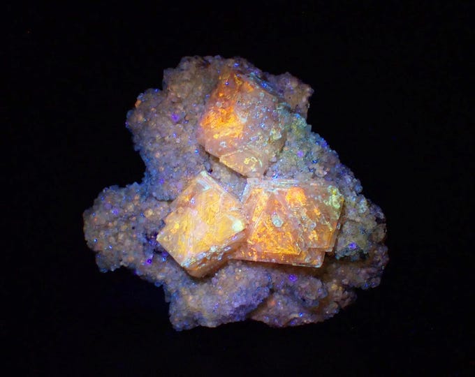 fluorescent ALUNITE crystal cluster 9,5 x 8,0 x 4,0 cm POLAND