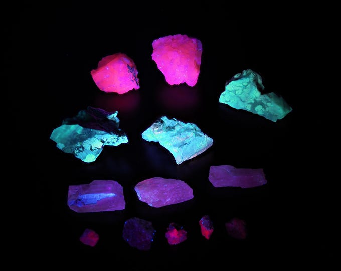 FLUORESCENT set of 13 specimens 3,7 x 2,3 x 1,8 cm