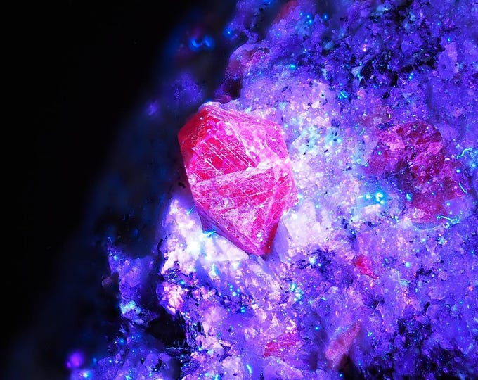 RUBY fluorescent crystals 6,0 x 5,2 x 3,7 cm from MADAGASCAR