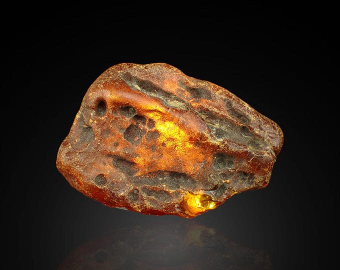 fluorescent BALTIC AMBER 5,5 x 4,0 x 2,3 cm from Poland 13187