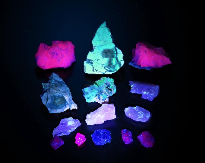 FLUORESCENT set of 14 specimens 4,0 x 3,0 x 1,4 cm
