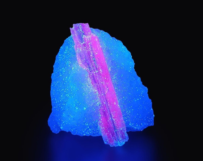 fluorescent KYANITE 5,3 x 3,8 x 3,7 cm from PAKISTAN 12616
