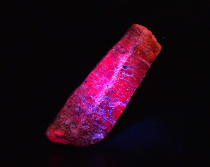 RUBY fluorescent crystal 3,5 x 1,3 x 0,9 cm TANZANIA