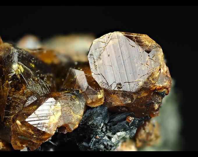 ANDRADITE garnet with actinolite 3,7 x 2,7 x 2,0 cm *12766