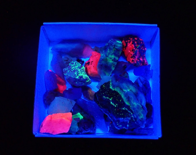 UV Reactive Fluorescent Minerals Set – Natural Glow in the Dark Rocks