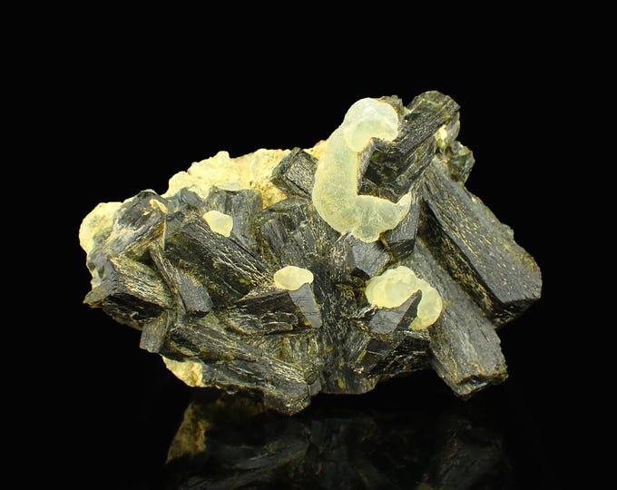 PREHNITE with epidote 6,5 x 4,5 x 3,6 cm MALI 12921
