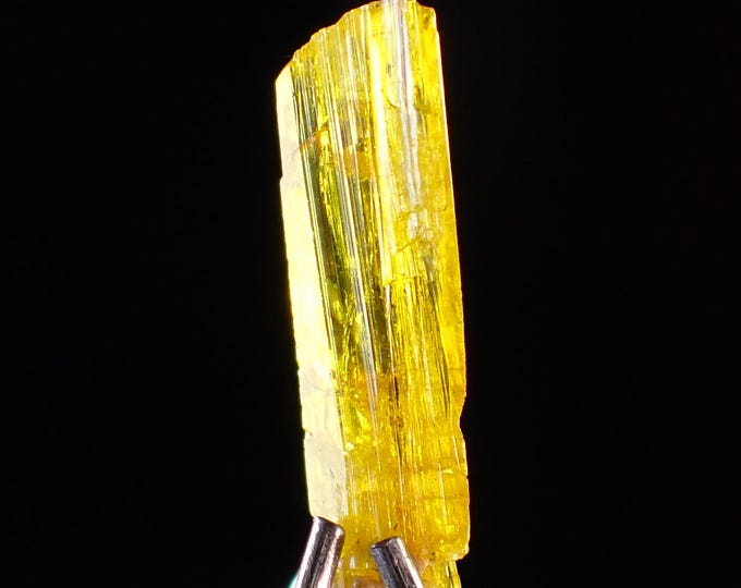 LEGRANDITE rare crystal 0,8 x 0,2 x 0,1 cm from MEXICO