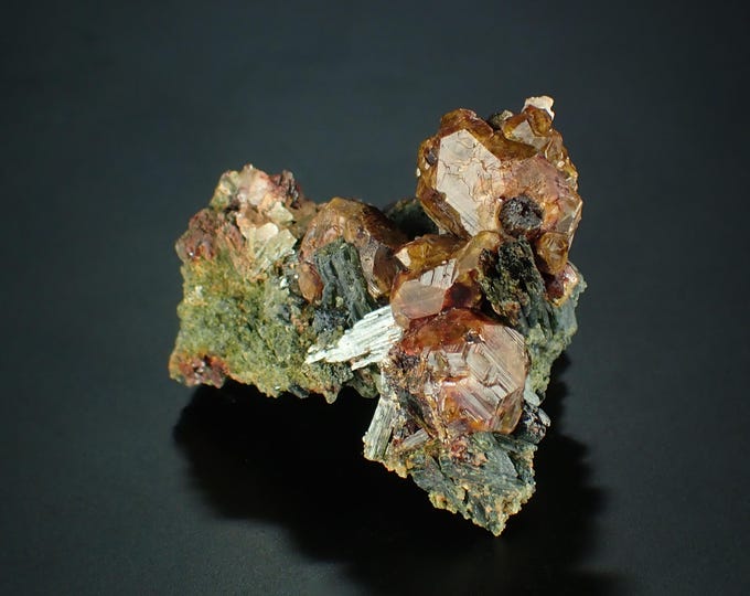 ANDRADITE garnet with actinolite 3,7 x 3,0 x 2,5 cm *11371