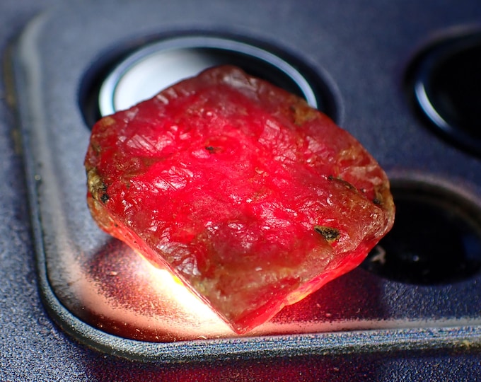 fluorescent RUBY crystal 2,1 x 1,7 x 0,7 cm from MALAWI