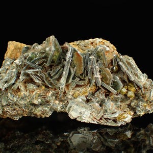 GARNET var GROSSULAR on Muscovite 7,0 x 3,5 x 2,5 cm MALI 12908