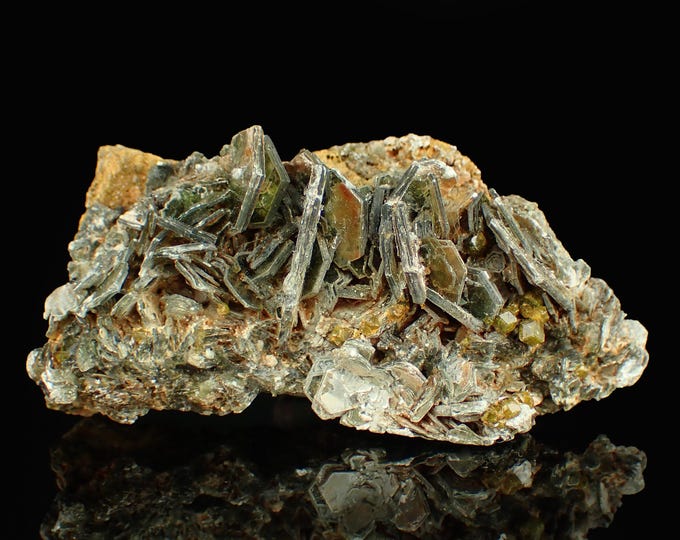 GARNET var GROSSULAR on Muscovite 7,0 x 3,5 x 2,5 cm MALI 12908