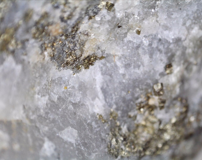 NATIVE GOLD with Pyrite on Quartz 3,6 x 2,7 x 2,0 cm Jilove