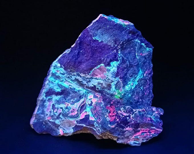 AGATE fluorescent specimen 8,5 x 7,5 x 2,5 cm GERMANY