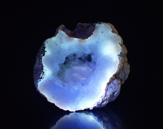 fluorescent QUARTZ geode crystal from MOROCCO 11170