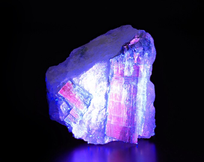 fluorescent KYANITE 4,5 x 4,3 x 3,2 cm from PAKISTAN 12509