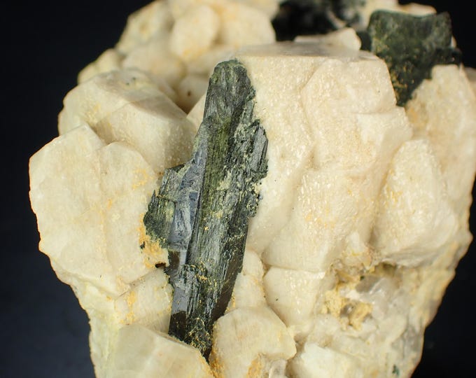 ARFVEDSONITE with Microcline 6,4 x 3,7 x 3,2 cm Mount Malosa, Malawi