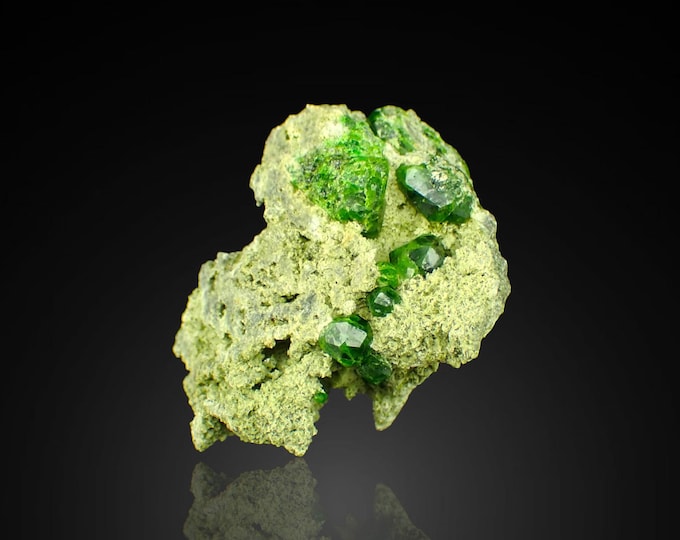 DEMANTOID garnet crystals 4,3 x 3,5 x 2,6 cm 13123