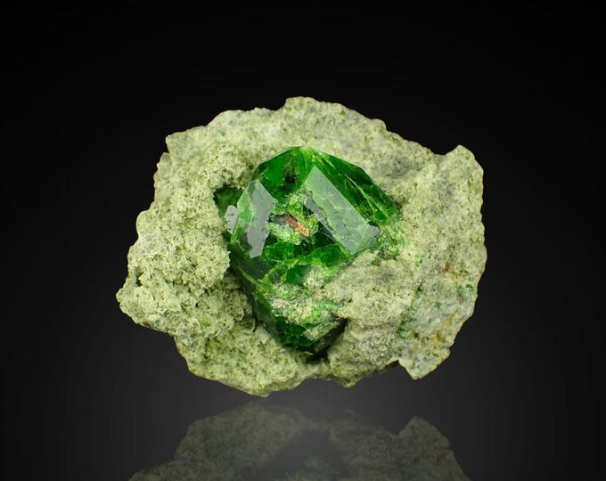 DEMANTOID garnet crystals 3,7 x 2,8 x 1,8 cm 13124