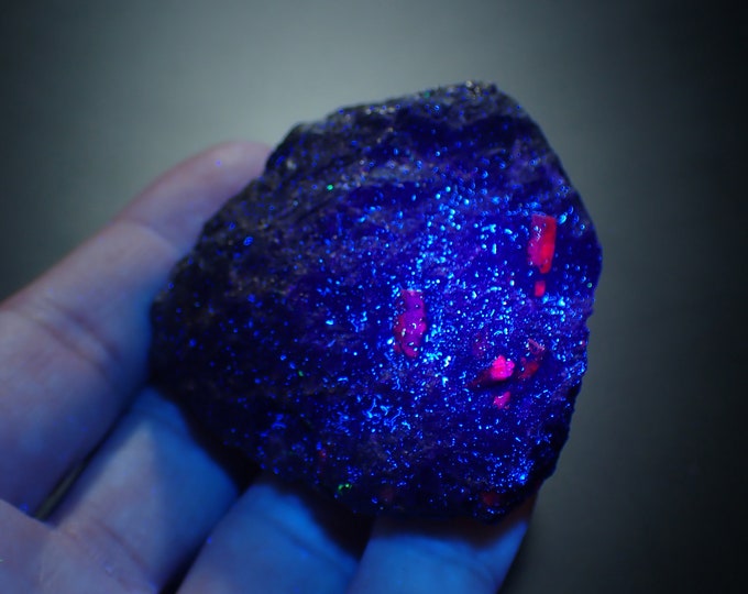 fluorescent RUBY crystals in graphite matrix from AUSTRIA 1210N