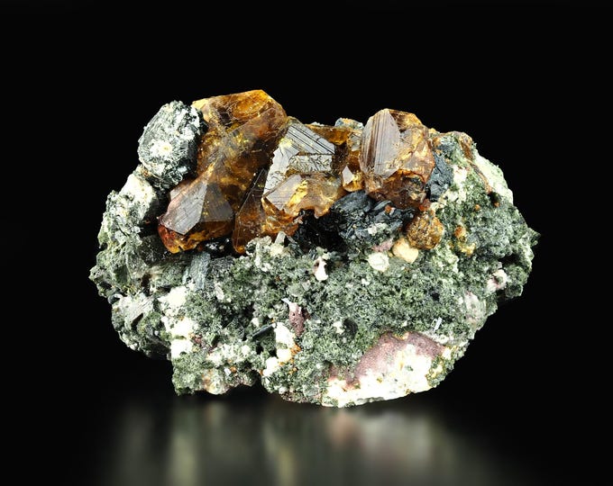 ANDRADITE garnet with actinolite 3,7 x 2,7 x 2,0 cm *12766