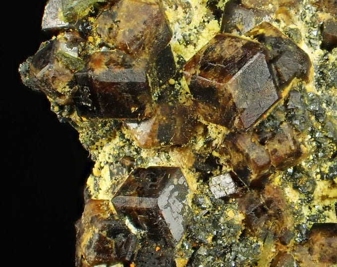 GARNET var MELANITE with prehnite 7,2 x 6,7 x 4,0 cm MALI 12907