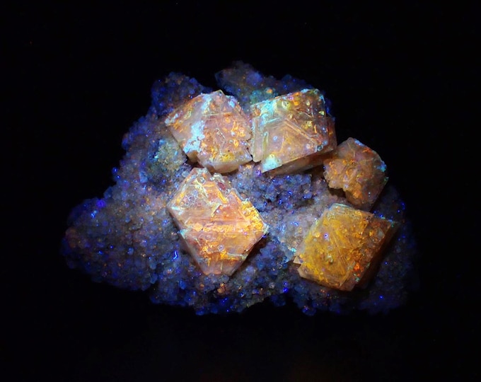 fluorescent ALUNITE crystal cluster 10,8 x 8,0 x 3,5 cm POLAND