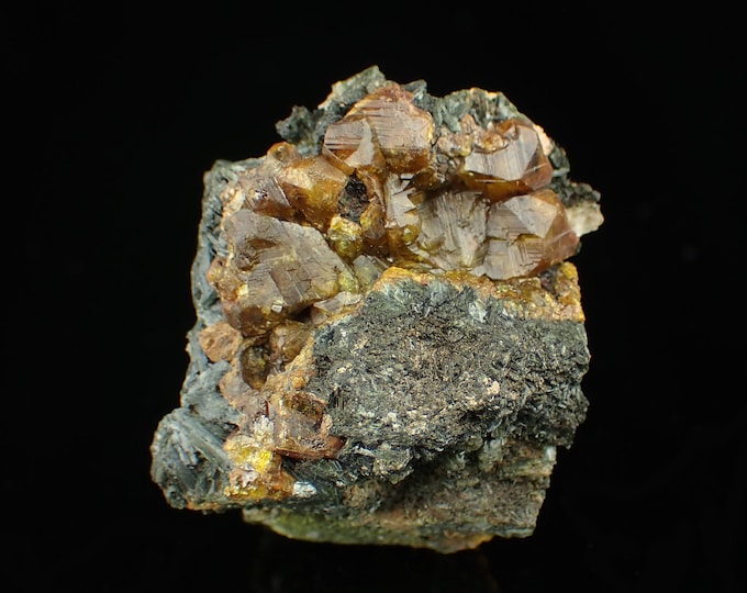 ANDRADITE garnet with actinolite 3,8 x 2,8 x 2,5 cm *12840