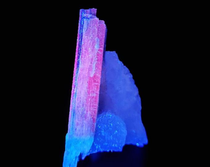 fluorescent KYANITE 6,7 x 4,7 x 2,3 cm from PAKISTAN