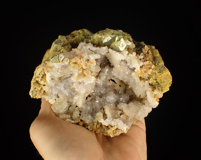 QUARTZ geode with Topazolite Garnet 12,5 x 8,0 x 6,5 cm U.S.