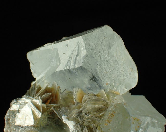 AQUAMARINE with muscovite cluster from PAKISTAN 11187
