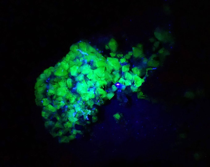 fluorescent ADAMITE crystals on matrix 9,0 x 5,5 x 4,5 cm from MEXICO
