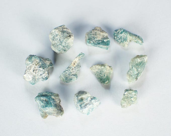 rare GRANDIDIERITE lot 2,0 x 1,7 x 1,3 cm Madagascar