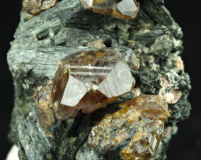 ANDRADITE garnet with actinolite 4,2 x 3,0 x 2,0 cm *12059