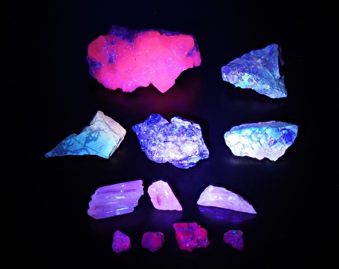 FLUORESCENT set of 12 specimens 5,3 x 2,7 x 1,8 cm