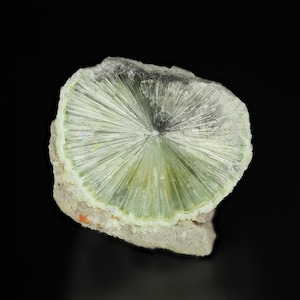 Cristal de wavellita sobre matriz, 1,6 x 1,5 x 1,2 cm - Mauldin Mt., EE. UU.