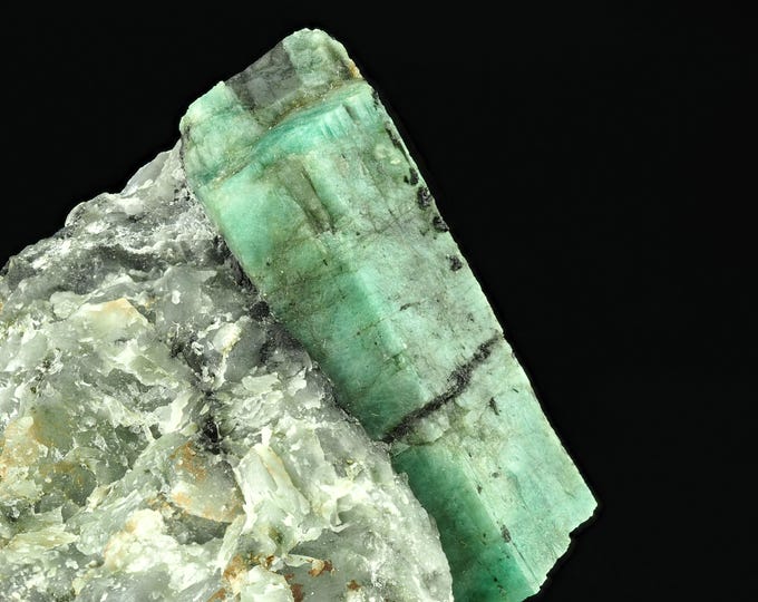 EMERALD crystal 8,3 x 6,5 x 5,5 cm BRAZIL 12676