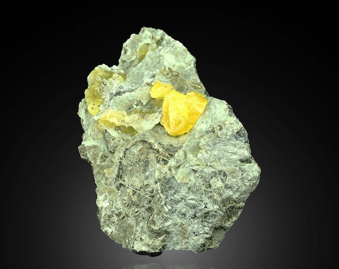BRUCITE yellow crystals from PAKISTAN 12165