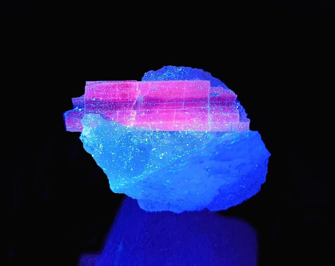 fluorescent KYANITE 4,4 x 3,5 x 3,2 cm from PAKISTAN