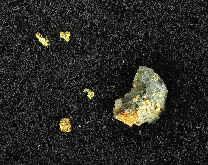 NATIVE GOLD crystalline specimens 3 x 2 x 1 mm USA