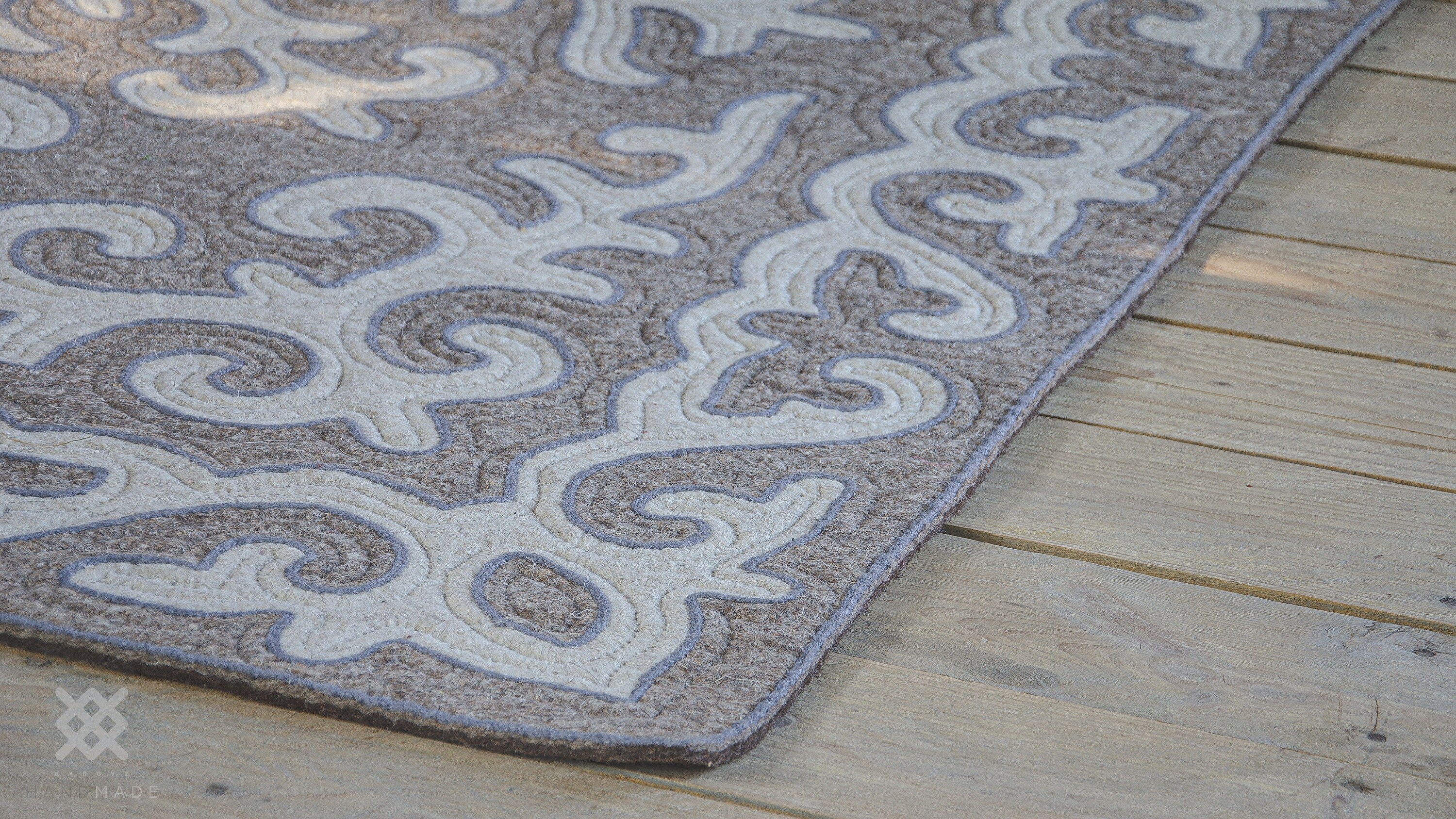 Grau weißer traditioneller Filzteppich auf Bestellung Kyrgyz | Etsy