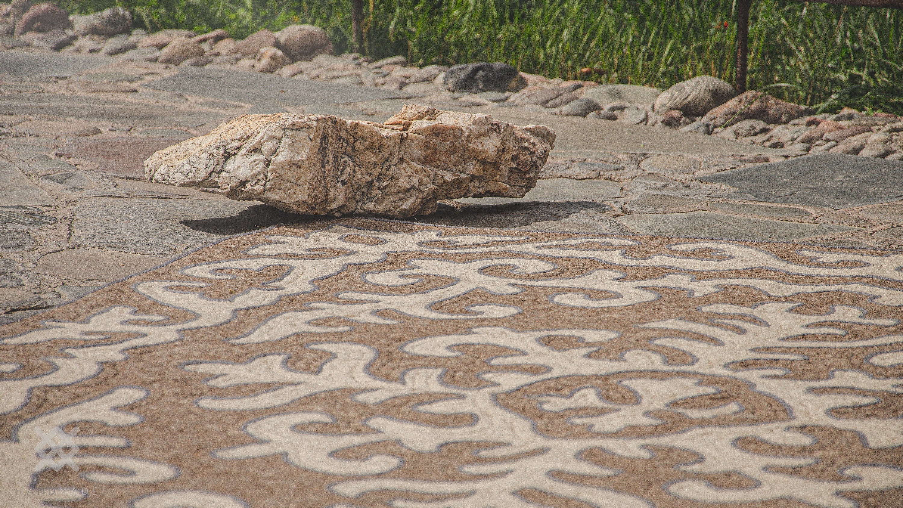 Grau weißer traditioneller Filzteppich auf Bestellung Kyrgyz | Etsy